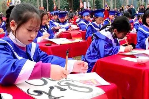 Hàng trăm học sinh khai bút đầu xuân tại Lễ hội đền Thượng (Lào Cai)