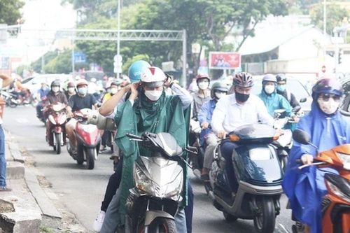 'Dừng xe mặc áo mưa bị phạt 14 triệu đồng' chỉ trong những trường hợp này, cần hiểu cho đúng và đủ