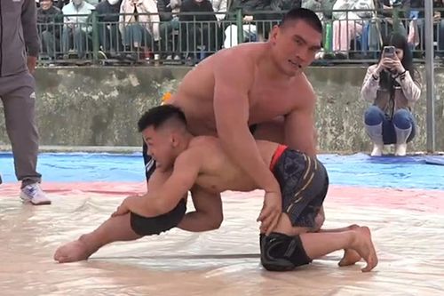 Xem 'quỷ lùn' Đào Hồng Sơn đấu vật 'người khổng lồ' cao gần 2m, nặng hơn 100kg