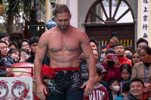 Võ sĩ MMA ngoại quốc tung hoành sới vật hội làng gây sốt mạng xã hội là ai?