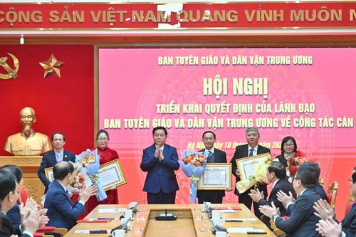 28 cán bộ Ban Tuyên giáo và Dân vận Trung ương tự nguyện xin nghỉ hưu trước tuổi