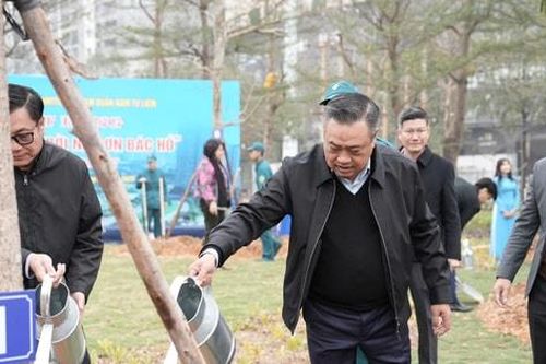 Chủ tịch UBND thành phố Hà Nội trồng cây tại công viên hồ Phùng Khoang