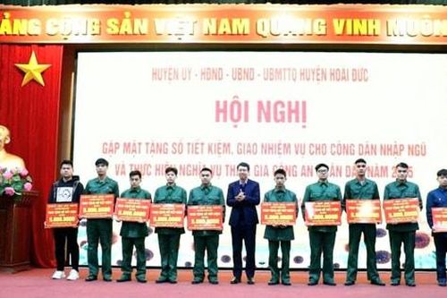 Hoài Đức tổ chức gặp mặt và tặng sổ tiết kiệm cho tân binh