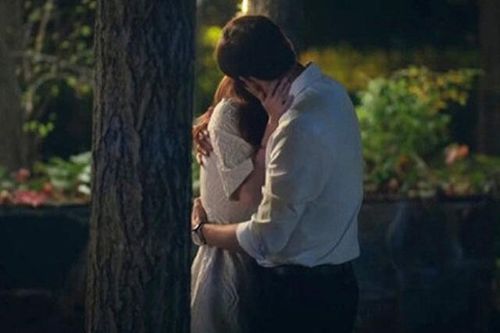 Đi du xuân đầu năm, tôi sụp đổ khi tình cờ bắt gặp chồng có hành động này với người lạ