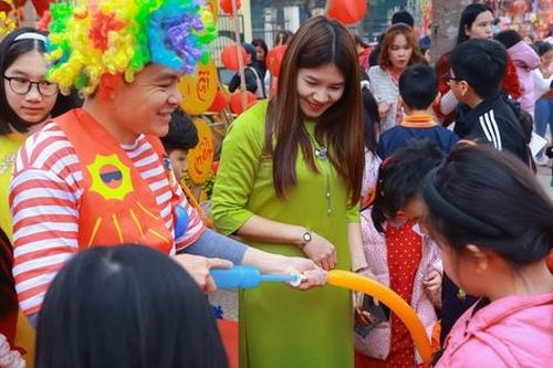 Học sinh tiểu học thích thú trải nghiệm văn hóa truyền thống thông qua Hội chợ Xuân