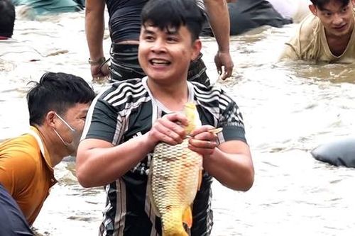 Độc đáo hội thi bắt cá bằng tay ở Lâm Bình
