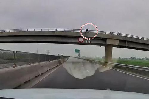 Xác minh hình ảnh ném đá vào ô tô đang chạy trên đường cao tốc