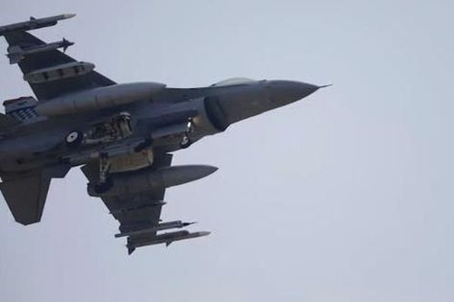 Khoảnh khắc F-16 Ukraine tấn công tầm thấp với bom GBU-39