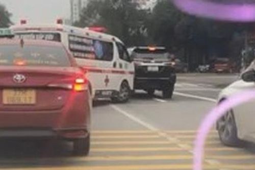 Video xe ô tô không nhường đường cho xe cứu thương gây xôn xao