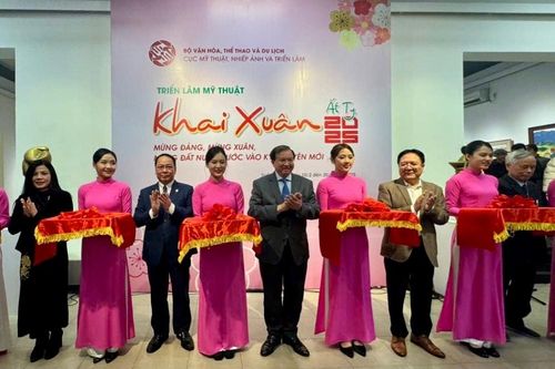 Các họa sĩ, nhà điêu khắc nổi tiếng góp mặt tại triển lãm 'Khai xuân'