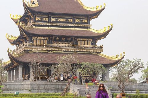 Ngôi chùa dát vàng giữa lòng hồ tại Hoa Lư