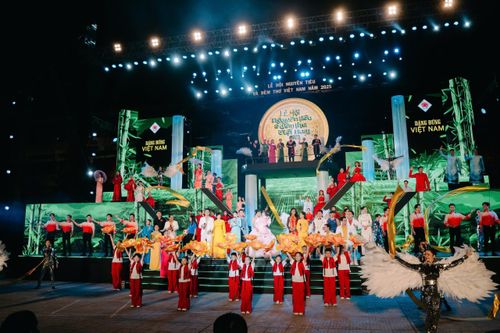 Đêm thơ 'Dáng đứng Việt Nam'