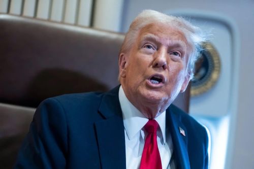 Điều gì đang xảy ra với 'cơn bão' sắc lệnh của ông Trump