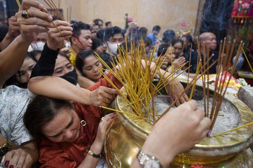 Xô đẩy bốc tro tại miếu Bà Thiên Hậu trước rằm tháng Giêng