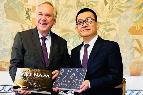 Đại sứ Vũ Lê Thái Hoàng chào xã giao Chủ tịch Hội đồng quốc gia Áo Walter Rosenkranz