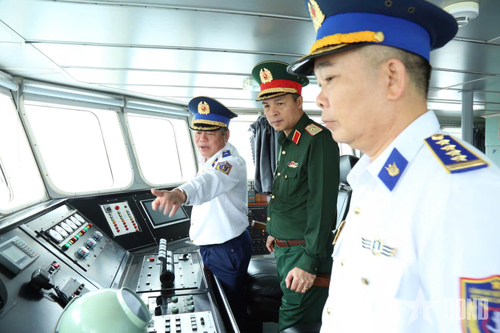 Đoàn công tác của Bộ Quốc phòng kiểm tra công tác chuẩn bị huấn luyện chiến đấu năm 2025 tại Vùng Cảnh sát biển 2