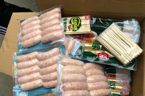 Phát hiện hàng tấn xúc xích không rõ nguồn gốc