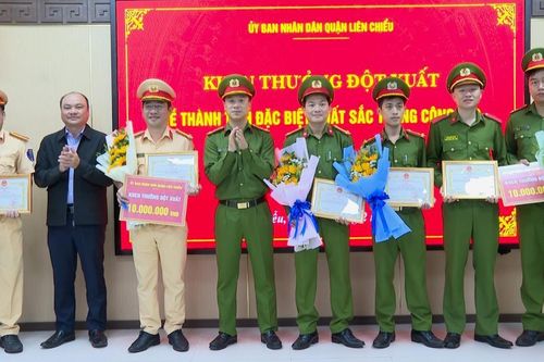 Khen thưởng đột xuất các tập thể, cá nhân lập thành tích trong tấn công trấn áp tội phạm