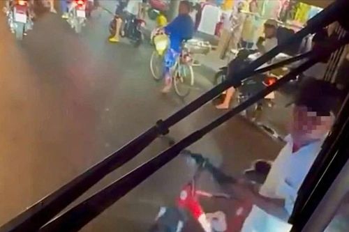 Mời người đàn ông đi xe đạp chặn đầu ô tô lên làm việc