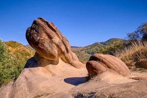 Những tảng đá bí ẩn nhất hành tinh, biết 'sinh con' nhờ... nước mưa