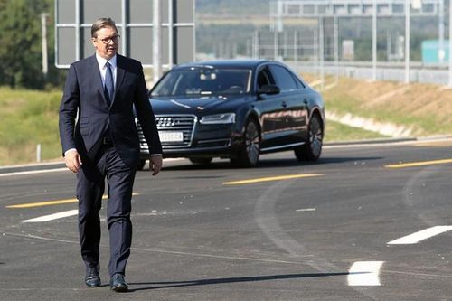 Xe sang Audi chở Tổng thống Serbia bị 'rụng lốp' khi đang lăn bánh