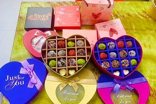 Người trẻ ồ ạt mua socola, cửa hàng 'hốt bạc' mùa Valentine 2025