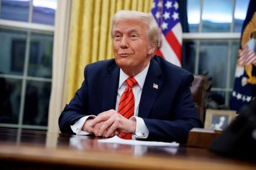 Tung hàng loạt sắc lệnh chấn động từ nhập cư tới thuế, Tổng thống Trump được lòng cử tri Mỹ những ngày đầu cầm quyền, đảng Dân chủ ra 'chiêu' mới