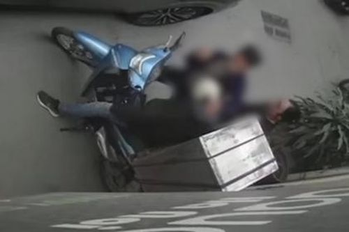 Xôn xao clip tài xế ô tô hành hung nam shipper nghi do va chạm giao thông