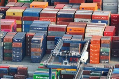 Những 'phát súng' đầu tiên trong cuộc chiến thương mại Mỹ - Trung
