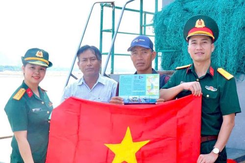 Gần 44.800 lá cờ Tổ quốc được trao cho ngư dân