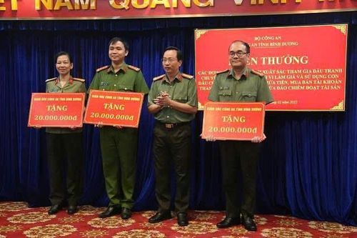 Bình Dương khen thưởng Ban chuyên án triệt phá đường dây lừa đảo công nghệ cao