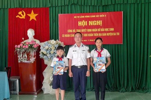 Bộ Tư lệnh Vùng Cảnh sát biển 3 nhận đỡ đầu con ngư dân tại tỉnh Bến Tre