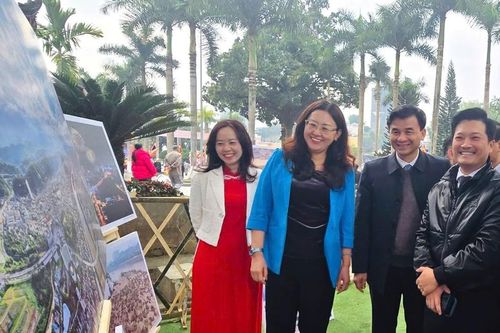 Bí thư Thành ủy Lào Cai Giàng Thị Dung tham quan triển lãm ảnh về thành phố Lào Cai