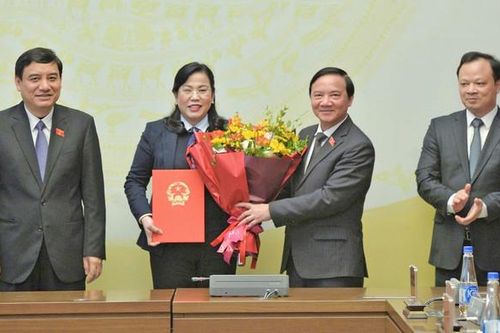 Trao quyết định của Ban Thường vụ Đảng ủy Quốc hội về công tác cán bộ