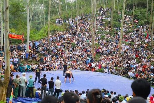 Chen chân xem đấu vật dưới chân núi Đụn