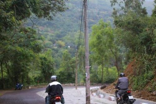 Trụ điện 'án ngữ' giữa đường ở Quy Nhơn
