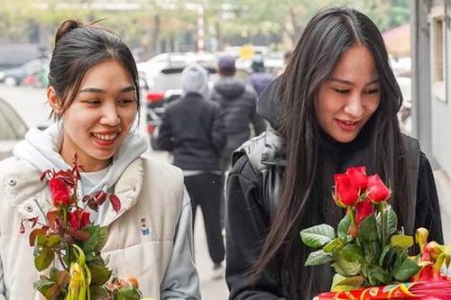 Giới trẻ Hà Nội đến chùa Hà mong sớm có người yêu