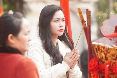 Dòng người đổ về đền Trần trước giờ khai ấn