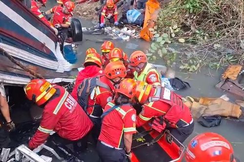 Hiện trường vụ xe buýt lao khỏi cầu ở Guatemala khiến 55 người thiệt mạng