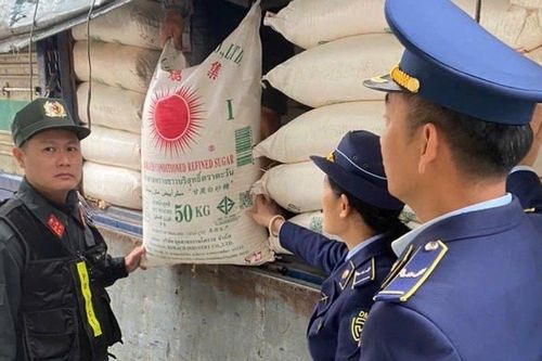 Phát hiện ô tô chở 3 tấn đường không rõ nguồn gốc tại Bến xe chợ Vinh