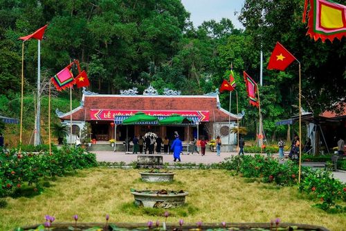 Vẻ đẹp cổ kính, hữu tình ở ngôi đền thiêng bậc nhất Nghệ An