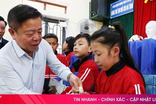 Công ty Sâm Ngọc Linh Việt Nam trao tặng hơn 200 suất quà tại Hà Tĩnh