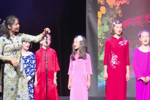 Những em nhỏ Pháp yêu làn điệu dân ca Việt Nam