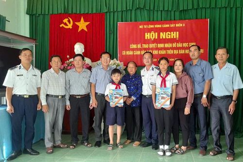 Cảnh sát biển nhận đỡ đầu con ngư dân tại tỉnh Bến Tre