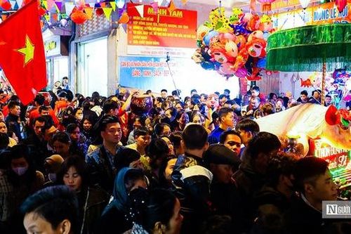 Hà Nội: Chật kín người dân xuyên đêm xem rước 'ông lợn'