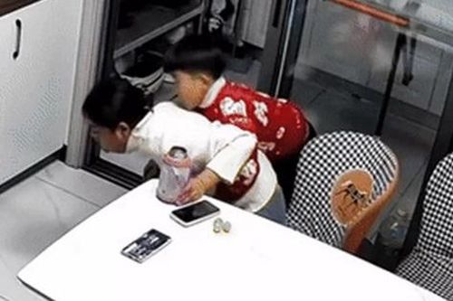 Con trai 10 tuổi phản ứng cực nhanh, cứu mẹ thoát khỏi nguy hiểm