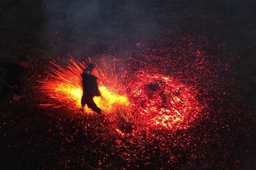 Kỳ lạ: Thầy cúng đọc 'thần chú', cả chục chàng trai Pà Thẻn thi nhau nhảy trên đống lửa hồng