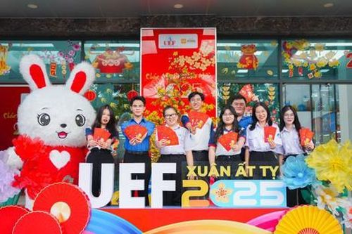 Nhiều sinh viên sôi nổi trở lại học tập sau Tết và được trường lì xì 'khủng'
