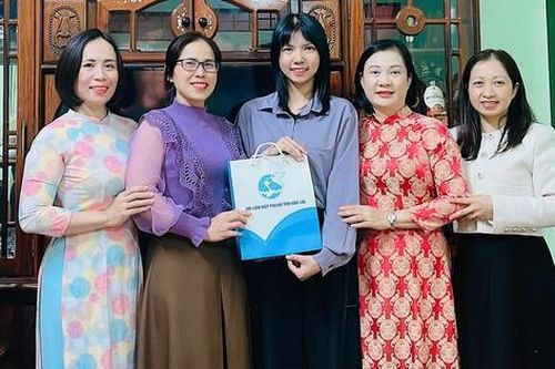 Hội LHPN tỉnh Đắk Lắk thăm hỏi, động viên các nữ thanh niên trước ngày nhập ngũ