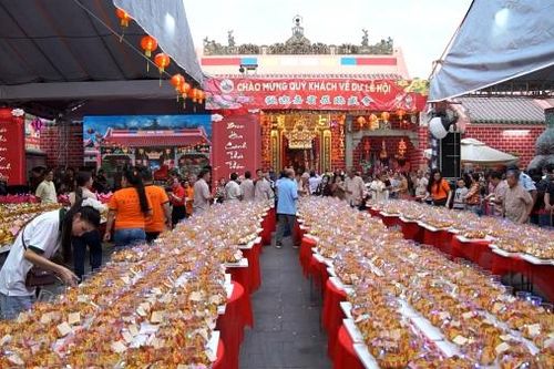 Hàng ngàn chiếc đèn hoa đăng thắp sáng sông Đồng Nai